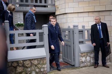 Emmanuel Macron quitte son domicile au Touquet pour aller voter, dimanche matin. 