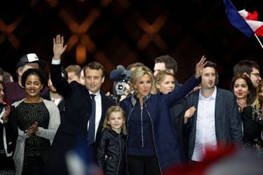 Emmanuel Macron entouré de ses proches et de militants. 
