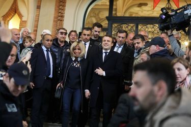 <br />
Emmanuel Macron et sa femme Brigitte à la mairie du Touquet pour voter.  