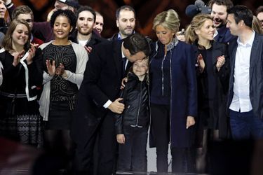 Emmanuel Macron embrassant une de ses petites-filles. A leurs côtés Brigitte Macron, Tiphaine Auzière et son mari. 