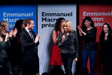 Emmanuel Macron et son épouse Brigitte sur la scène du théâtre Antoine lors du rassemblement organisé mercredi par le collecif «Elles marchent». 
