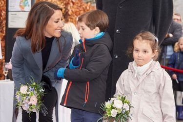 La princesse Marie de Danemark avec ses enfants Henrik et Athena à Copenhague, le 30 mars 2017