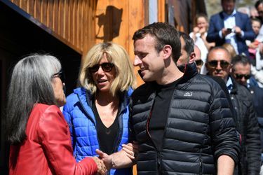 Accompagné de son épouse Brigitte Macron, Emmanuel Macron s'est rendu à la station pyrénéenne de La Mongie, à Bagnères-de-Bigorre.