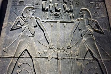 Cette sculpture en relief est visible à côté du colosse de Ramsès II.