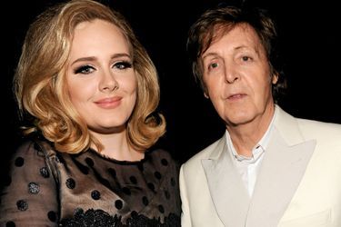  En 2012, au côté de Paul McCartney. Faux cils, robe de créateur et maquillage, Adele a appris à peaufiner son image