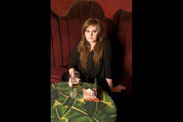 A la table d’un pub, en 2008. Adele a 18 ans, son premier album vient de sortir