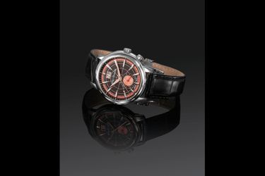 Voyageuse : Orsay GMT en acier, 42 mm, mouvement à quartz, bracelet en cuir façon alligator. Saint Honoré, 590 €.