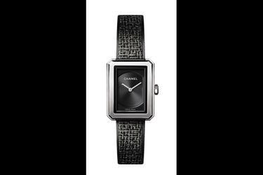 Géométrique Boy-Friend en acier, 28 x 21 mm, mouvement à quartz, bracelet en acier noir motif tweed. Chanel, 4 350 €.l
