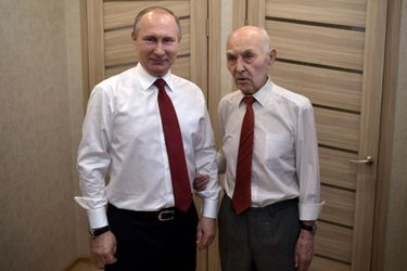 Vladimir Poutine a retrouvé son ancien supérieur au KGB, Lazar Matveev, le 8 mai 2017.
