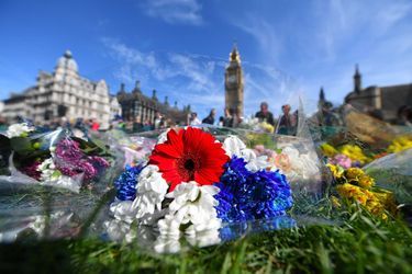 Des fleurs ont été déposées en hommage aux victimes de l&#039;attentat de Londres.