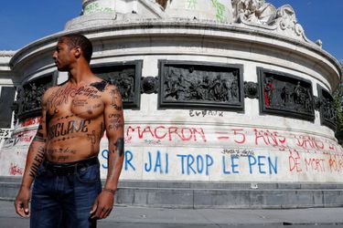 Un mannequin noir, le corps recouvert d&#039;insultes racistes, a déambulé lundi matin place de la République à Paris.