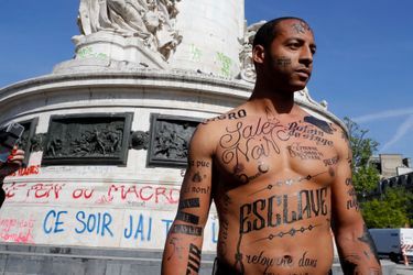 Un mannequin noir, le corps recouvert d&#039;insultes racistes, a déambulé lundi matin place de la République à Paris.