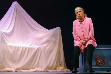  La comédienne Danielle Darrieux, 85 ans, interprète, seule en scène, le monologue d'Eric-Emmanuel Schmitt "Oscar et la dame en rose", le 07 février 2003 à la Comédie des Champs-Elysées. 