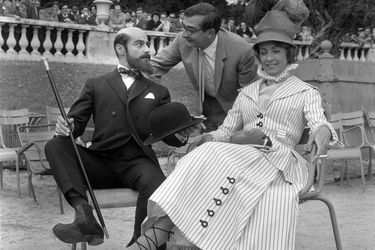 <br />
 Le cinéaste Claude Chabrol (C) donne des indications à ses acteurs Charles Denner (G) et Danielle Darrieux (D) lors du tournage de son film "Landru", le 12 juin 1962 à Paris.<br />
  