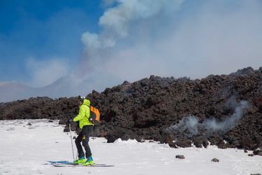 Des skieurs glissent sur le mont Etna enneigé.