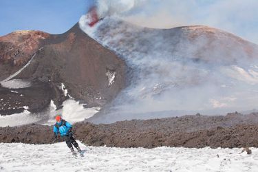 Des skieurs glissent sur le mont Etna enneigé.
