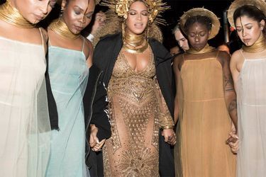 Beyoncé et ses danseuses avant de montrer sur scène. 