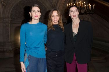 Charlotte Casiraghi avec Stella McCartney et Marie-Agnès Gillot à la Fashion Week à Paris, le 6 mars 2017
