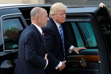 Donald Trump monte à bord d&#039;Air Force One sur la base aérienne d&#039;Andrews, dans le Maryland, le 13 avril 2017.