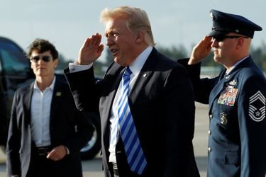 Donald Trump descend d&#039;Air Force One à l&#039;aéroport de Palm Beach, en Floride, le 13 avril 2017.