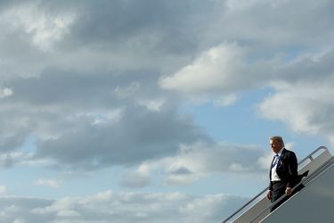 Donald Trump descend d&#039;Air Force One à l&#039;aéroport de Palm Beach, en Floride, le 13 avril 2017.