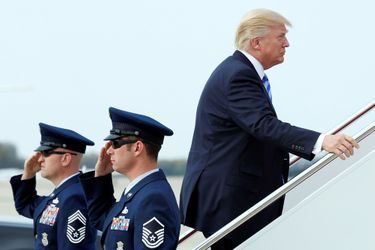 Donald Trump monte à bord d&#039;Air Force One sur la base aérienne d&#039;Andrews, dans le Maryland, le 13 avril 2017.