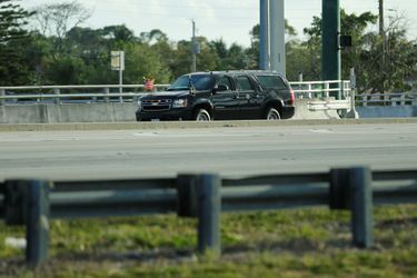 La voiture dans laquelle se trouve Donald Trump en Floride, le 13 avril 2017.