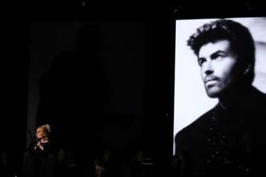 Adele rend hommage à George Michael. 