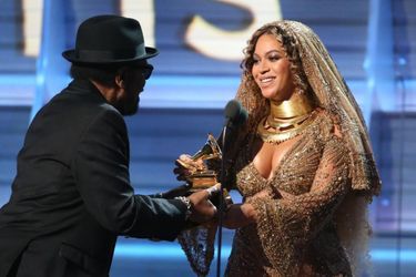 Beyoncé reçoit son prix pour le meilleur album contemporain urbain. 