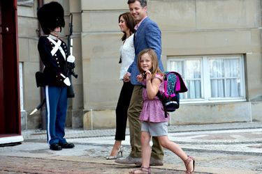 La princesse Isabella de Danemark avec ses parents lors de son premier jour d&#039;école, le 13 août 2013