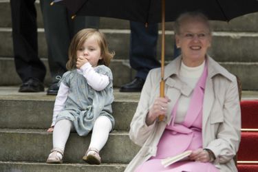 La princesse Isabella de Danemark avec sa grand-mère la reine Margrethe II, le 11 juin 2009