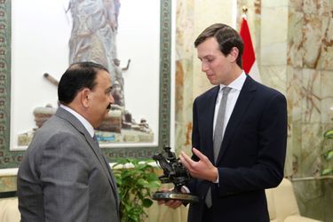 Le ministre irakien de la Défense Ifran al-Hayali et Jared Kushner à Bagdad, en Irak, le 3 avril 2017.