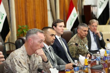 Réunion entre Jared Kushner, le chef d’état-major interarmes Joe Dunford, le conseiller sur la sécurité nationale de Donald Trump Thomas Bossert et le ministre irakien de la Défense Ifran al-Hayali à Bagdad, en Irak, le 3 avril 2017.