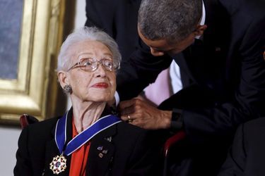 Barack Obama remet la médaille de la liberté à Katherine Johnson, en novembre 2015.