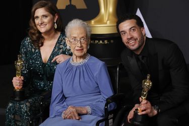 Katherine Johnson avec Caroline Waterlow et Ezra Edelman, après leur avoir remis l&#039;Oscar du meilleur documentaire, en février 2017.