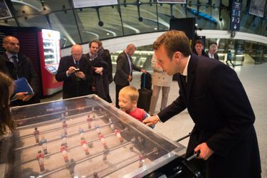 <br />
Emmanuel Macron fait une partie de babyfoot avec quelques jeunes en attendant son TGV, en retard, à la gare de Saint-Exupéry à Lyon, le 14 avril 2017.  