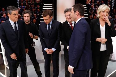 Emmanuel Macron et les candidats François Fillon, Jean-Luc Mélenchon, Marine Le Pen et Benoît Hamon, le 20 mars lors du premier débat présidentiel organisé par TF1.  