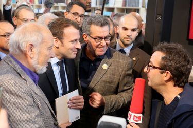 En visite le salon du livre à Paris le 24 mars 2017, Emmanuel Macron répond à Cyrille Eldin.