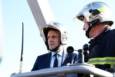 Emmanuel Macron a rencontré les sapeurs-pompiers, la sécurité civile et la brigade de gendarmerie de haute montagne au centre de secours de Manosque, le 18 Février 2017.