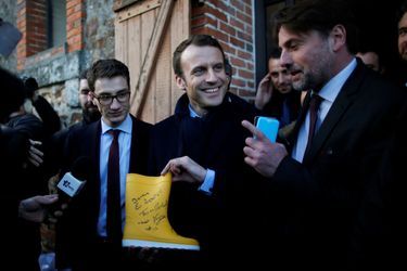 Emmanuel Macron a reçu une botte «Bienvenue en Anjou», lors d'un déplacement à Saint-Lambert-La-Potherie (Maine-et-Loire) en février 2017.