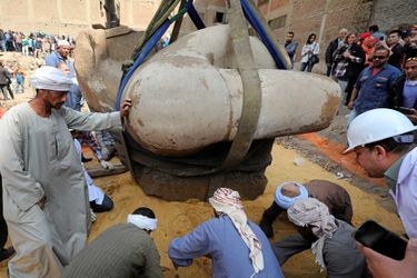 Ce lundi, les archéologues ont sorti de terre le buste du colosse, qui pourrait être celle de Ramsès II.