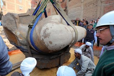 Ce lundi, les archéologues ont sorti de terre le buste du colosse, qui pourrait être celle de Ramsès II.