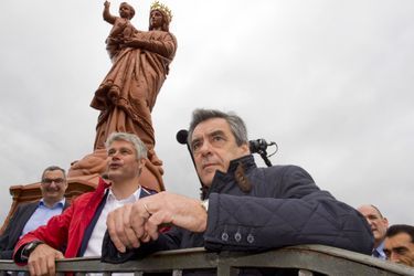 Francois Fillon et Laurent Wauquiez posent devant la statue de la Vierge du Puy-en-Velay.