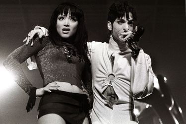 Mayte Garcia et Prince sur scène, lors d'un concert