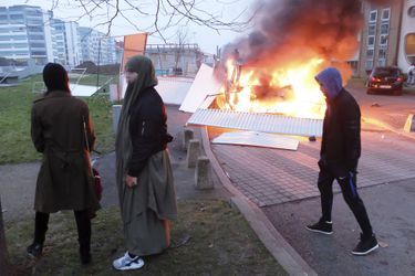 A Bobigny, après avoir brûlé la voiture régie de RTL, des jeunes continuent de jeter des débris pour alimenter le feu.