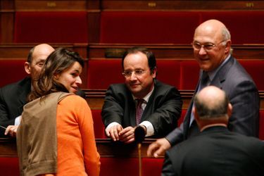 Francois Hollande, alors chef du PS, discute avec Aurélie Filippetti à L&#039;Assemblée nationale en décembre 2007. 