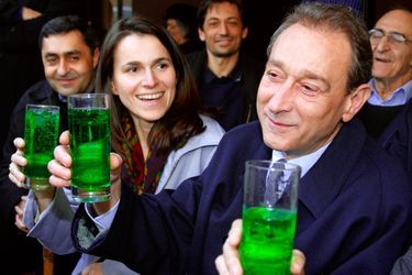 En mars 2001, Bertrand Delanoë , alors candidat PS à la mairie de Paris, trinque dans un bar du 5e arrondissement, en compagnie d&#039;Aurélie Filippetti, tête de liste des Verts dans cet arrondissement. 