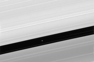 La Lune Daphnis se cache entre les anneaux de Saturne