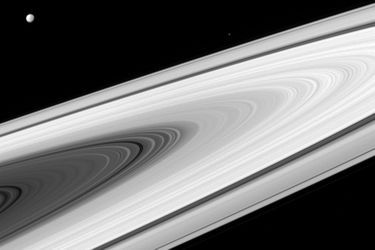 Vue large des anneaux de Saturne 