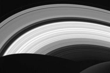 Vue large des anneaux de Saturne 